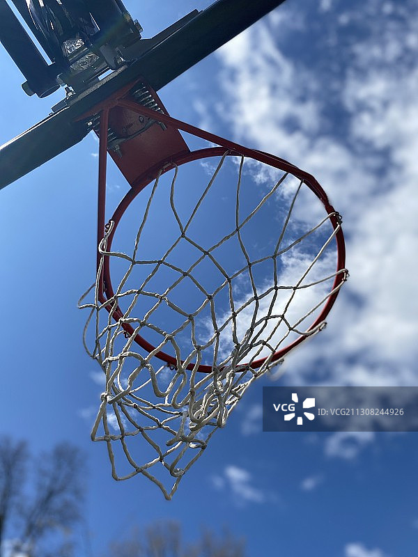 低角度的篮球篮框对天空图片素材