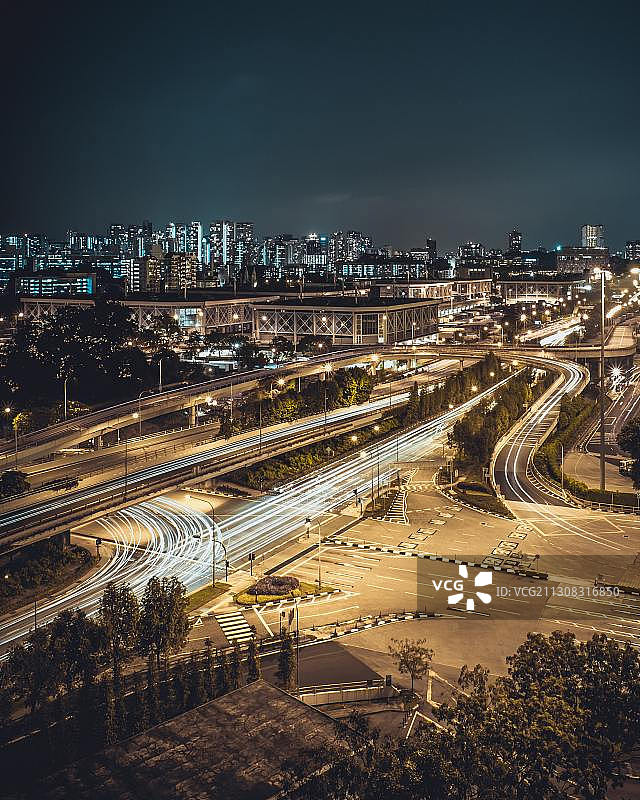 高角度的城市街道和建筑物照明在晚上图片素材