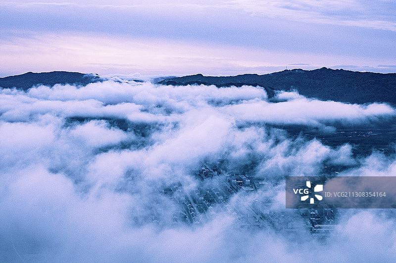 云雾缥缈望故乡图片素材