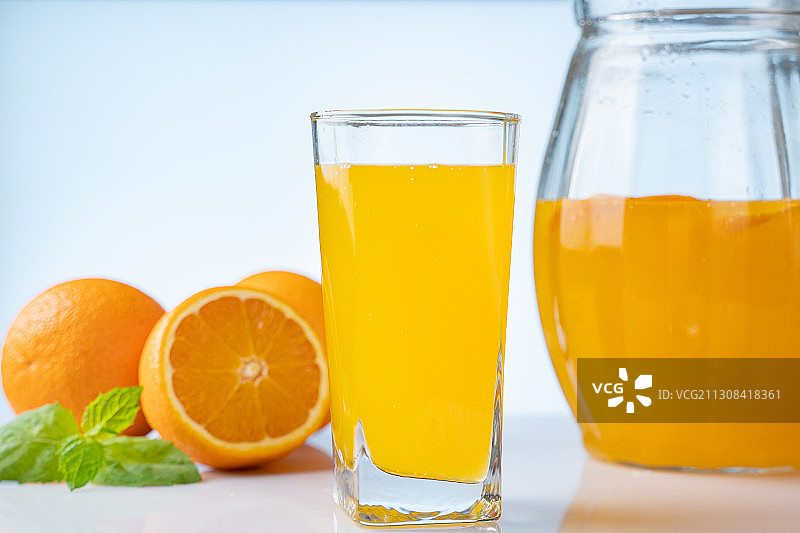 特写的橙汁在玻璃上的白色背景图片素材