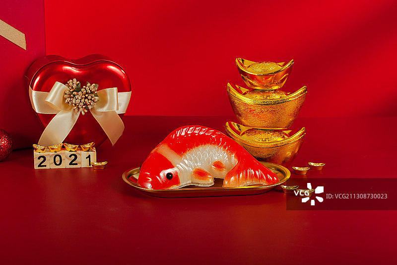新年喜庆礼盒和年糕鱼图片素材