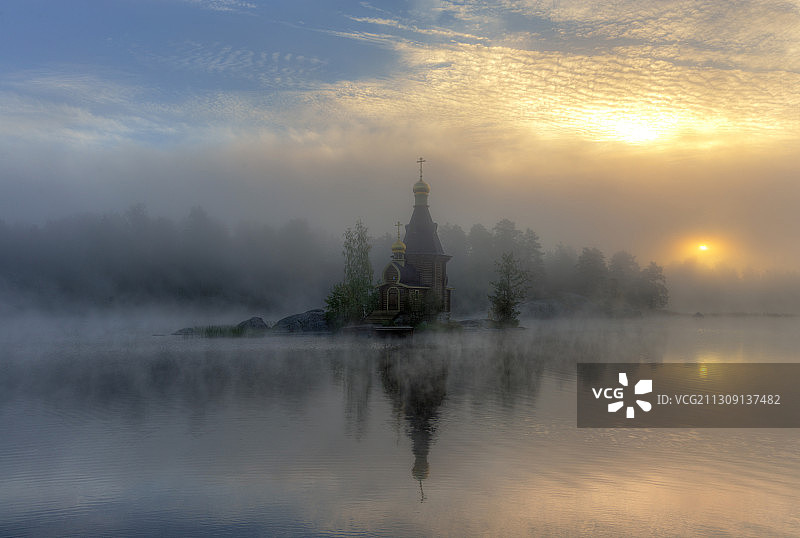 日落时分，俄罗斯米哈廖沃湖的风景图片素材