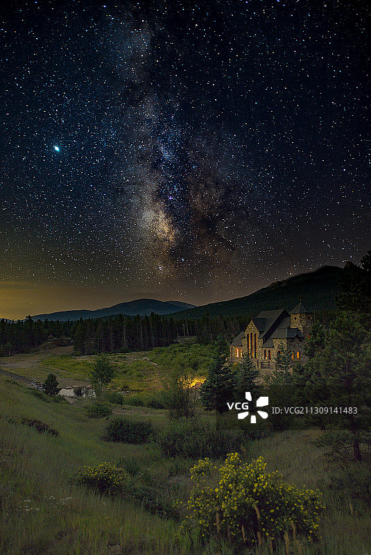 美国科罗拉多州，埃斯特斯公园，美国，科罗拉多，夜空下的田野风景图片素材