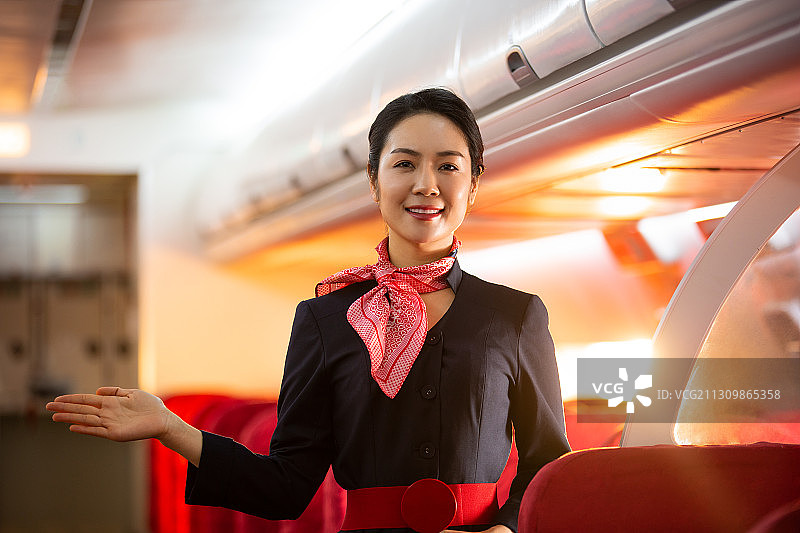 青年女乘务员在飞机机舱工作图片素材