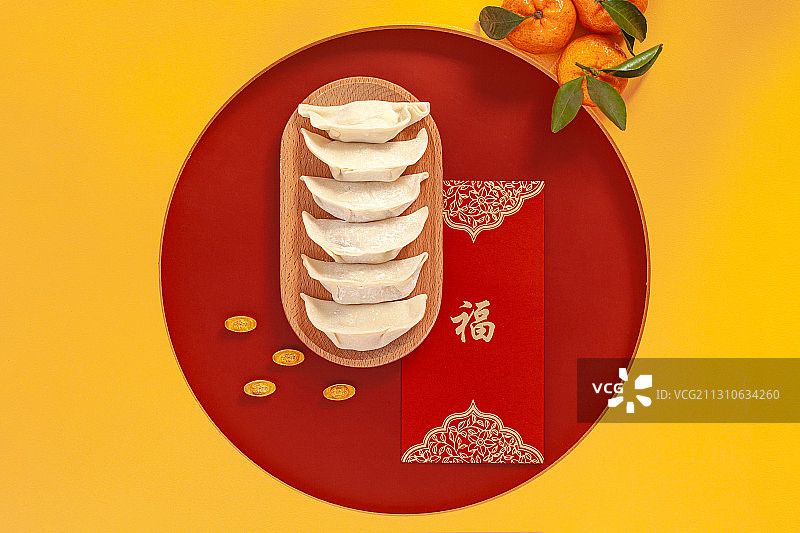 圆形红底上的新年春节饺子和红包,金元宝图片素材