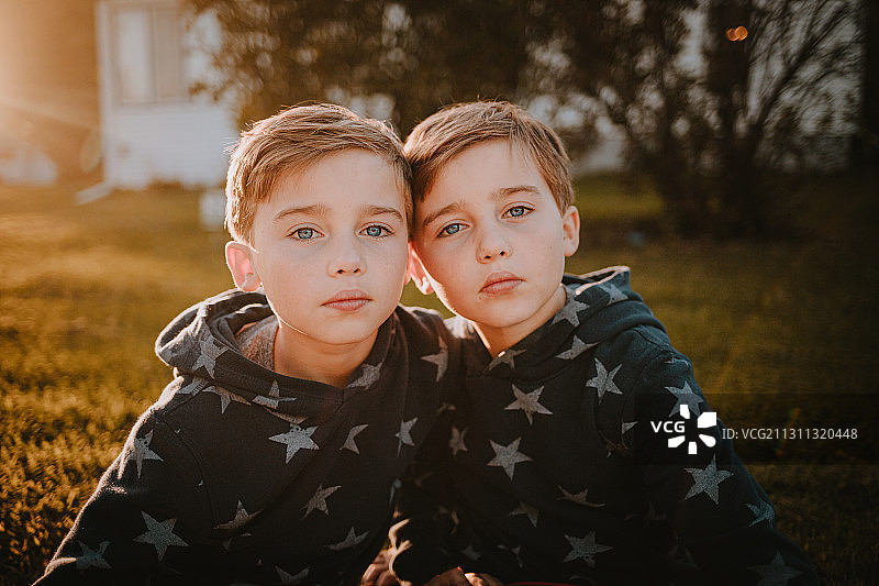双胞胎白种男孩兄弟的关系图片素材