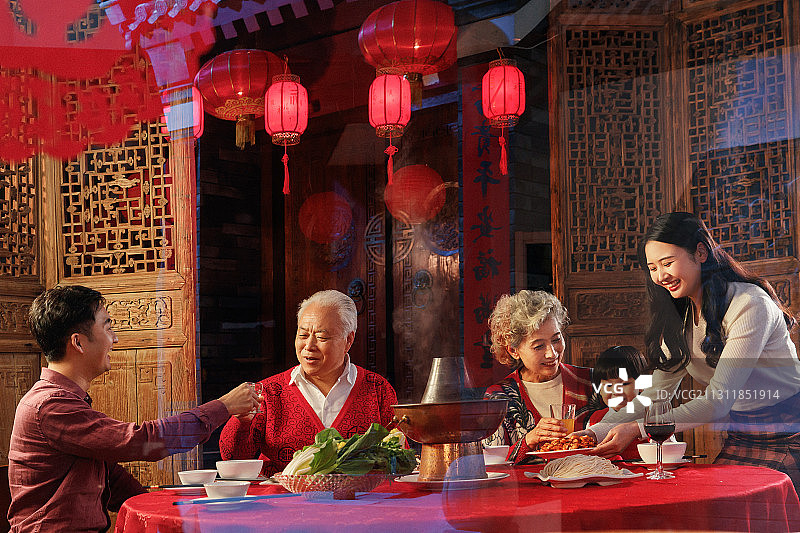 幸福东方家庭过年吃团圆饭图片素材