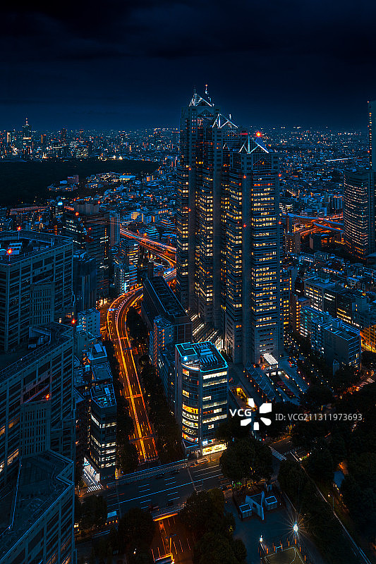 高角度的城市建筑照明在晚上，东京，日本图片素材