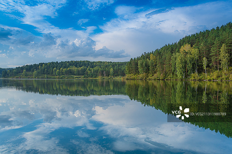 湖的风景，树木对天空图片素材