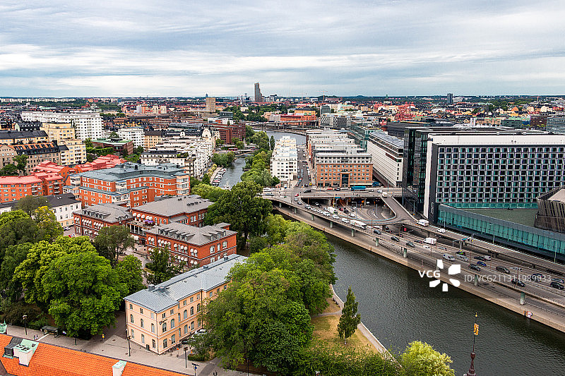 高角度的河流在城市中的建筑物，斯德哥尔摩，瑞典图片素材