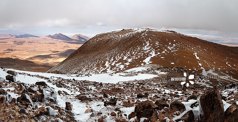 智利塞罗托科(Cerro Toco)，白雪皑皑的山峰映衬着天空图片素材