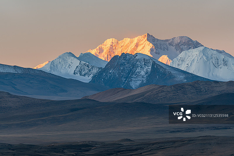 西藏日喀则干城章嘉峰雪山草地朝阳留白图片素材
