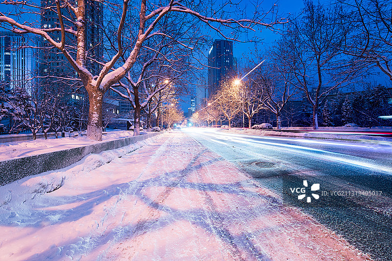 雪后的城市林荫大道夜景图片素材