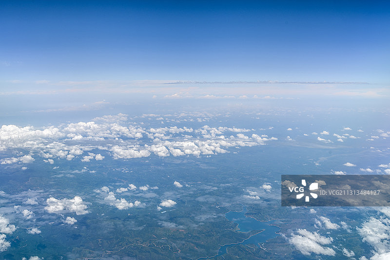 民航飞机云层之上晴朗天气云海高视角风光图片素材