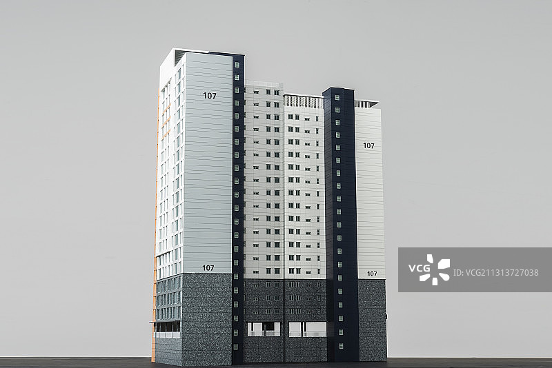 灰色背景下公寓建筑模型的低角度视图图片素材