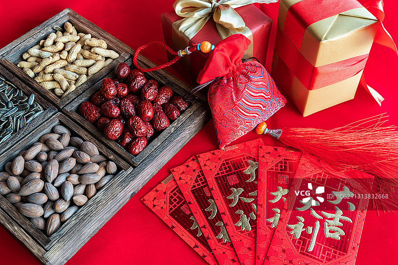 新年零食以及礼物盒与红包图片素材