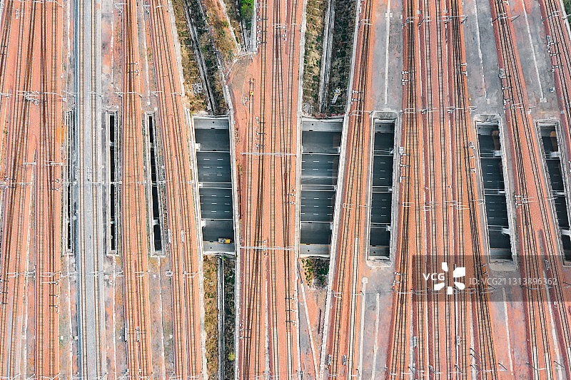 铁轨进站前多个道岔编组平行火车道航拍俯视高视角图片素材