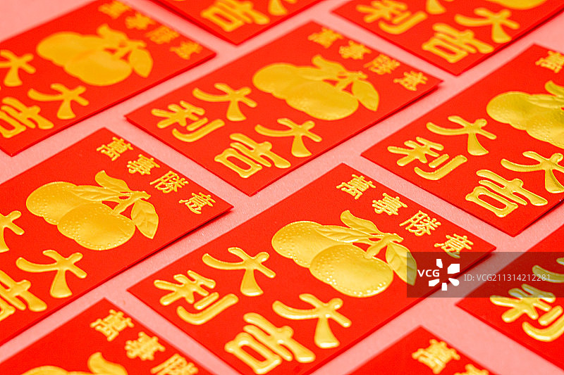 红色背景中一叠的春节新年红包图片素材