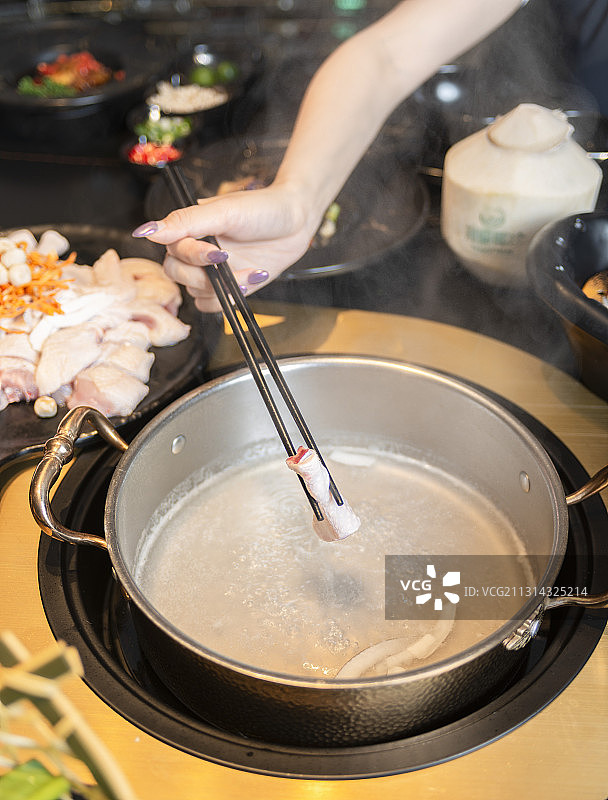 火锅 鸡 椰子 蔬菜 牛肉 生蚝 鲍鱼 鲜虾 和牛 酱萝卜图片素材