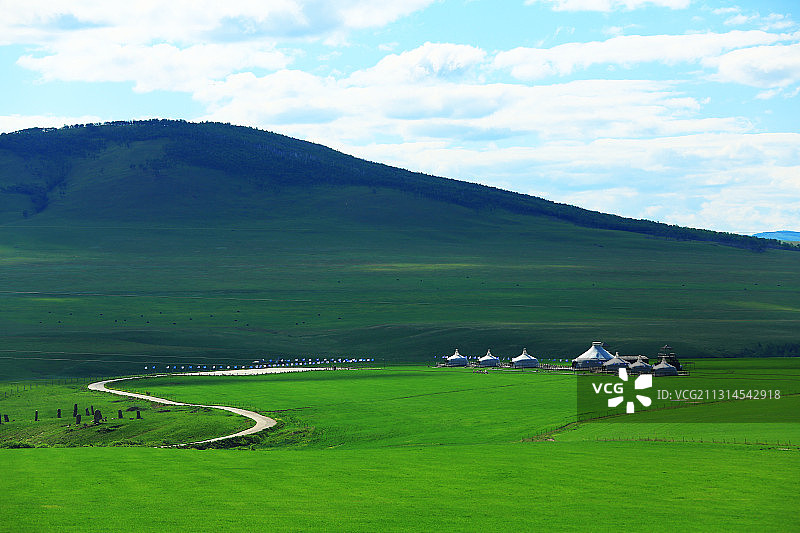 呼伦贝尔草原绿色山地牧场蒙古包图片素材