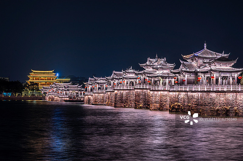 中国广东省潮州市广济桥夜景图片素材