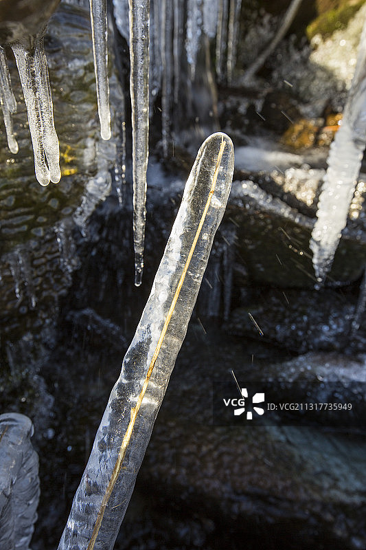 英国湖区柯克斯通山口小溪上的一根阴茎冰柱图片素材