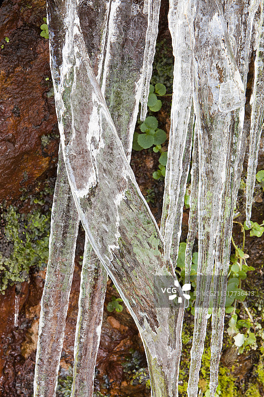 英国湖区安布尔赛德一个老采石场的冰柱。图片素材