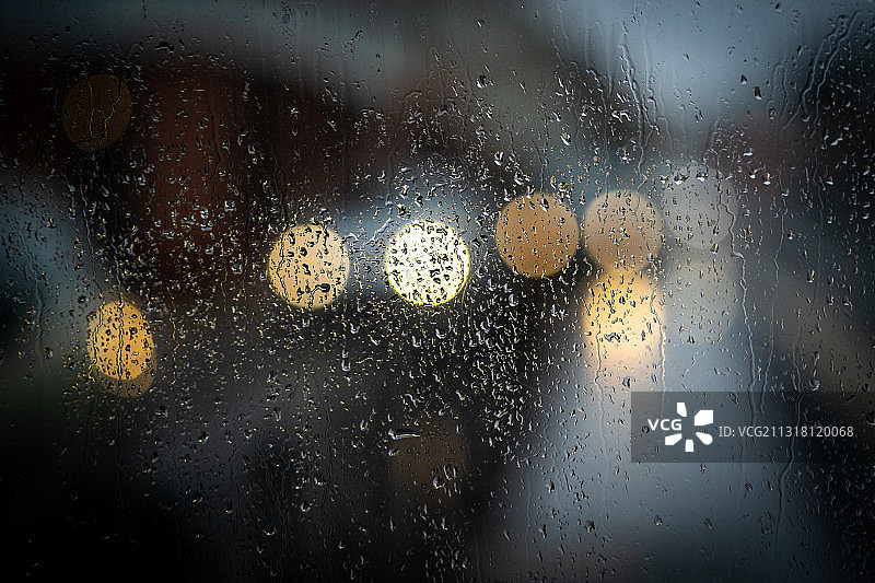 法国南特雨季湿窗全帧拍摄图片素材