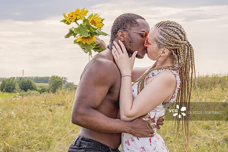 俄罗斯，异族情侣在野外接吻图片素材