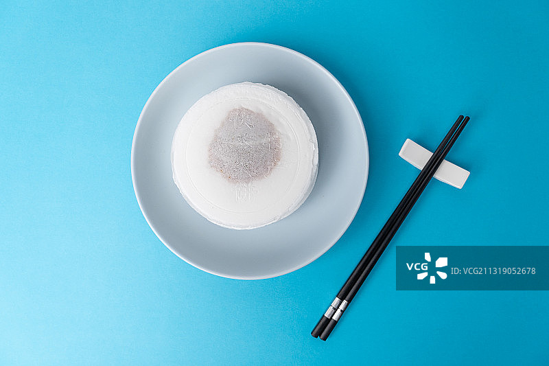 亮调高饱和度蓝色背景北京特色小吃美味可口的茯苓饼茯苓夹饼图片素材