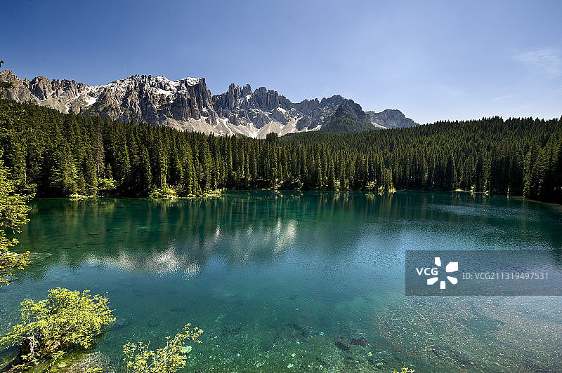 欧洲，意大利，南蒂罗尔，上阿迪杰，Schlern Rosengarten自然保护区，Dolomites前，Karersee湖在阳光下图片素材