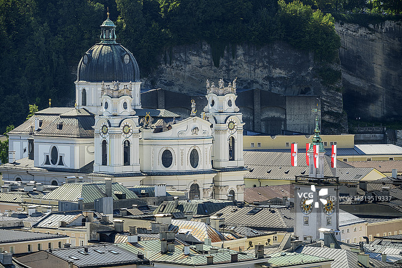 奥地利萨尔茨堡，位于萨尔茨堡屋顶上的教堂图片素材