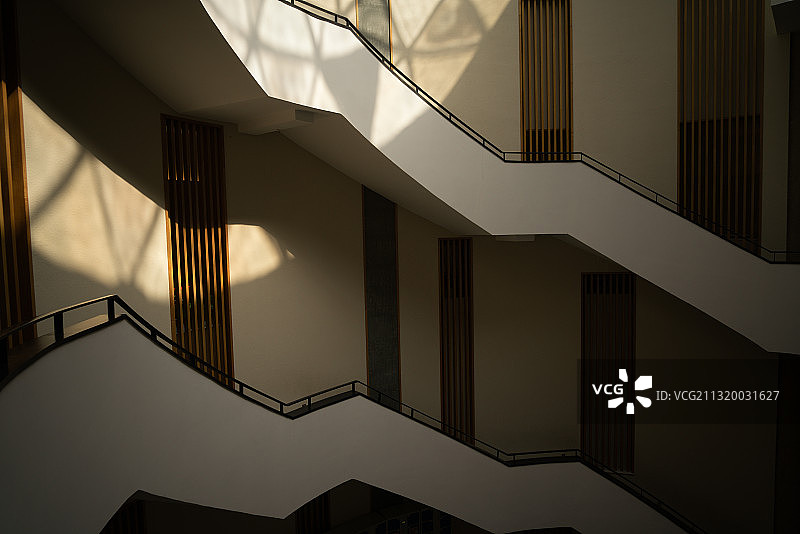 郑州博物馆内部旋转上升的楼梯图片素材