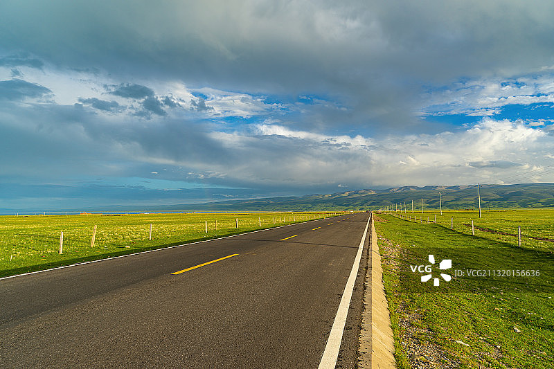 草原上美丽的公路和远处群山 Beautiful Road图片素材