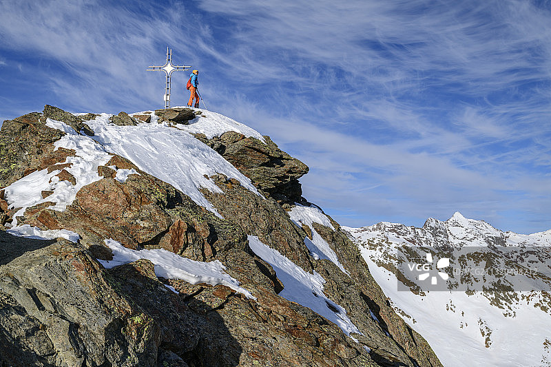 在滑雪旅游的女人站在岩石山顶的普列列斯科普夫，普列列斯科普夫，Matscher山谷，Ötztal阿尔卑斯山，南蒂罗尔，意大利图片素材