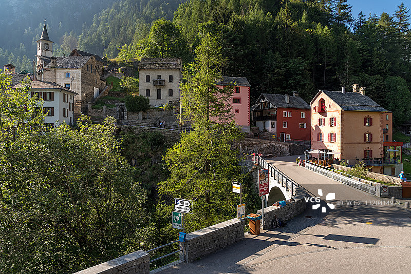 瑞士提契诺马贾山谷尽头的村庄图片素材