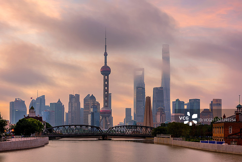 中国上海浦东建筑群清晨风光图片素材