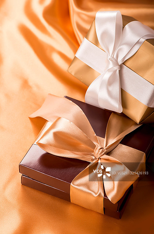 甜蜜的惊喜，漂亮的礼物棕色盒子里有糖果和金色的胶带图片素材