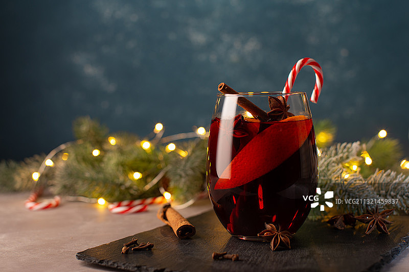 圣诞装饰的特写与礼品盒在桌子上图片素材
