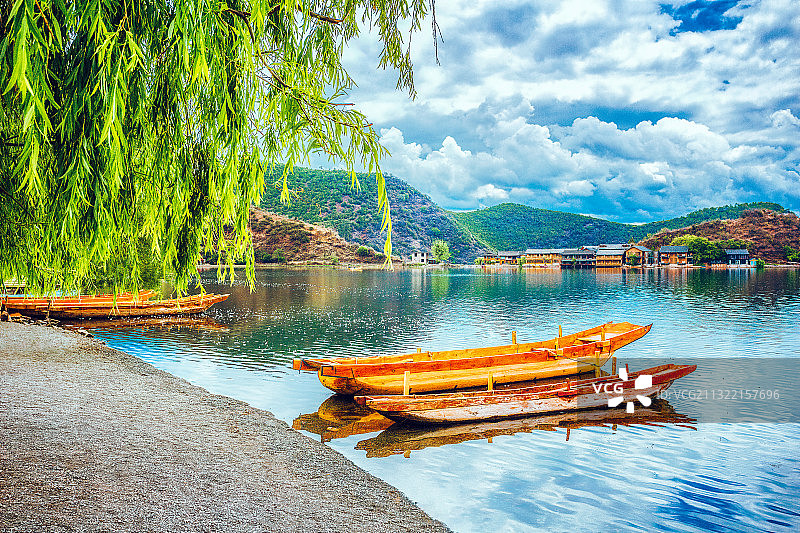 云南泸沽湖边小木船图片素材
