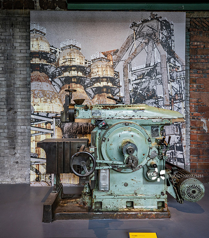 重庆工业文化博览园（重庆钢铁厂旧址）厂房中的工业设备图片素材