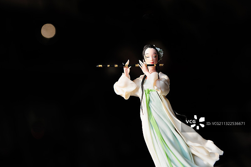 面塑面人中国传统手工古代美女月亮下吹笛子图片素材