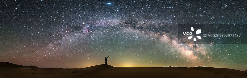 内蒙古自然风光：阿拉善腾格里沙漠的银河拱桥图片素材