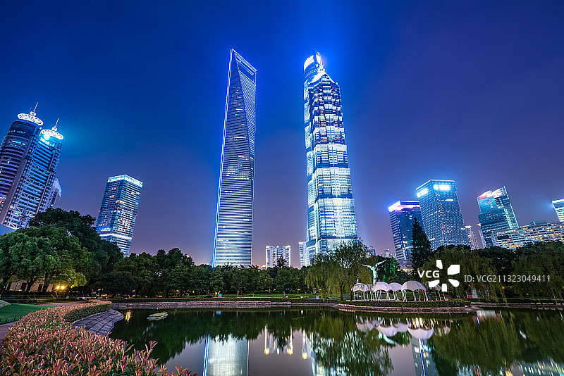 上海陆家嘴金融中心街道夜景图片素材