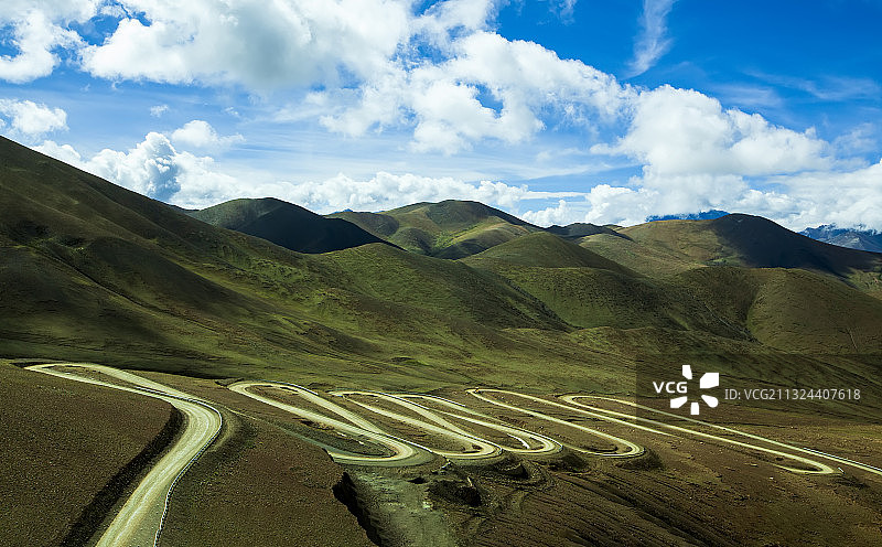 西藏的蓝天白云下的盘山公路（road）图片素材