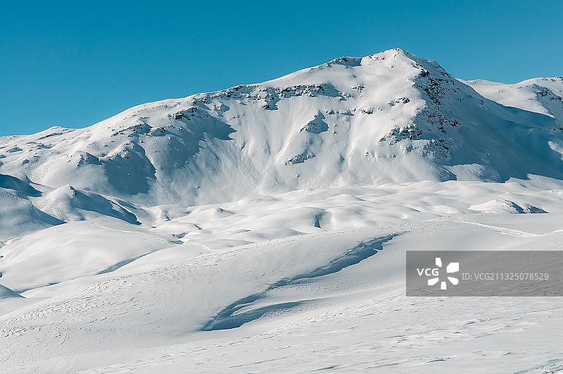 白雪皑皑的山峰映衬着湛蓝的天空图片素材