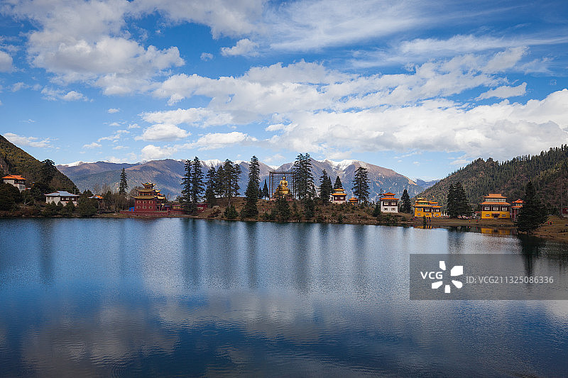西部晴朗天空蓝天白云下的湖光雪山倒影佛寺图片素材