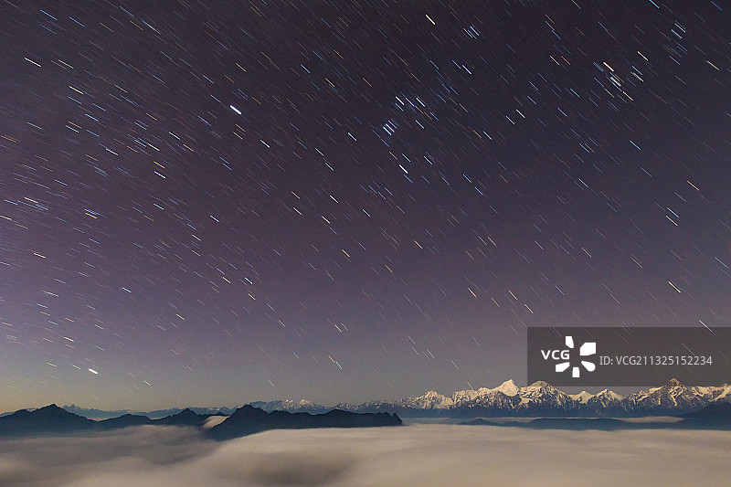 四川牛背山云海上的星轨，远处是贡嘎山。图片素材