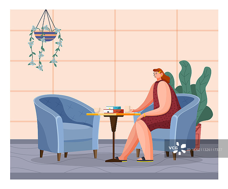 一个女人坐在咖啡馆里，旁边是舒适的扶手椅图片素材