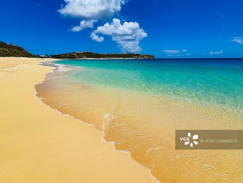 蓝天映衬下的海滩美景图片素材